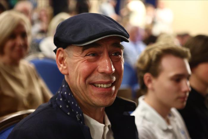 В новом комедийном сериале Дмитрий Дюжев сыграл президента США Джо Байдена