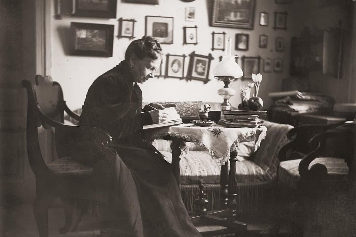 Софья за письменным столом пишет воспоминания "Моя жизнь". 1907 год.
