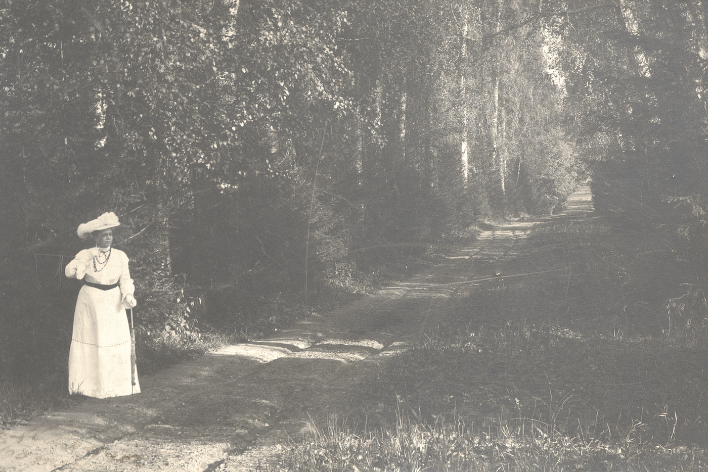 Фотография К.К. Буллы. Софья Толстая на аллее Прешпект в Ясной Поляне. 1908 год.