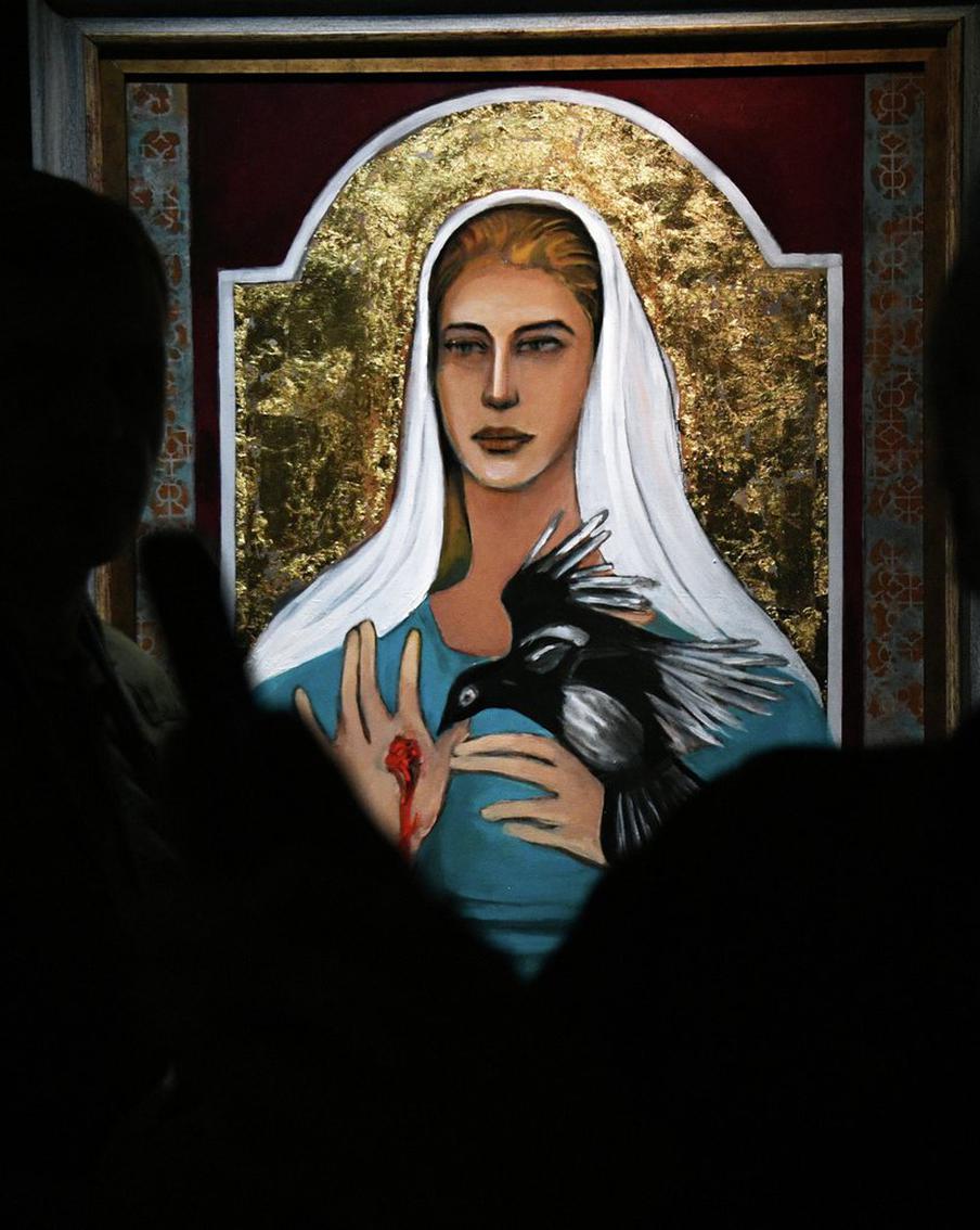 Аиша Каддафи нарисовала гибель отца и брата: дочь ливийского лидера открыла первую в России выставку