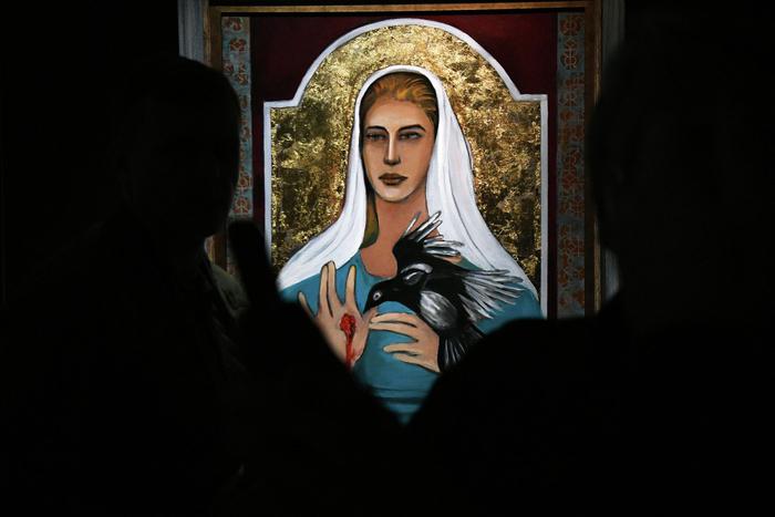 Аиша Каддафи нарисовала гибель отца и брата: дочь ливийского лидера открыла первую в России выставку