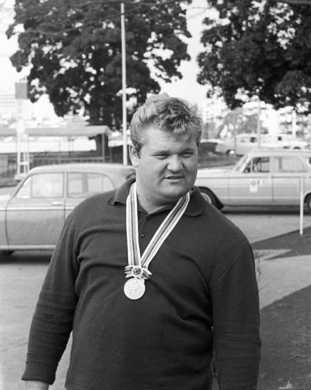 "Ну а как в пуанты подсыпают стёкла?": на Олимпиаде в Токио Жаботинский поверг кумира Шварценеггера