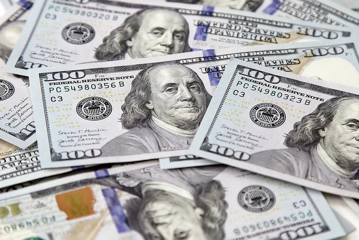 Россиянам посоветовали избавиться от валютного налички