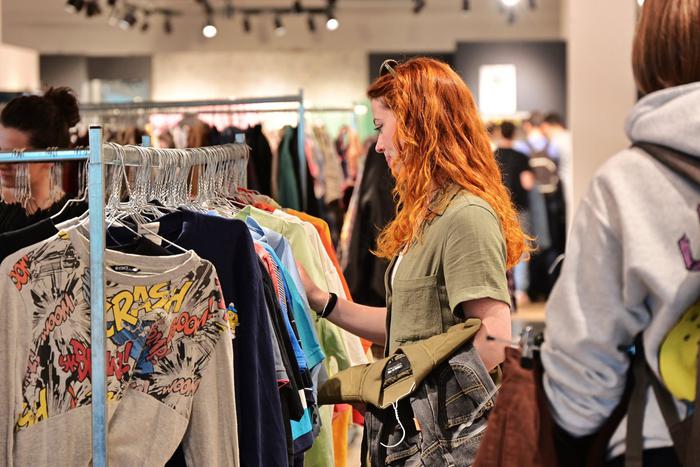 Москвичей потянуло на более дешевую одежду: как одежда из секонд-хенда может стать новогодним подарком