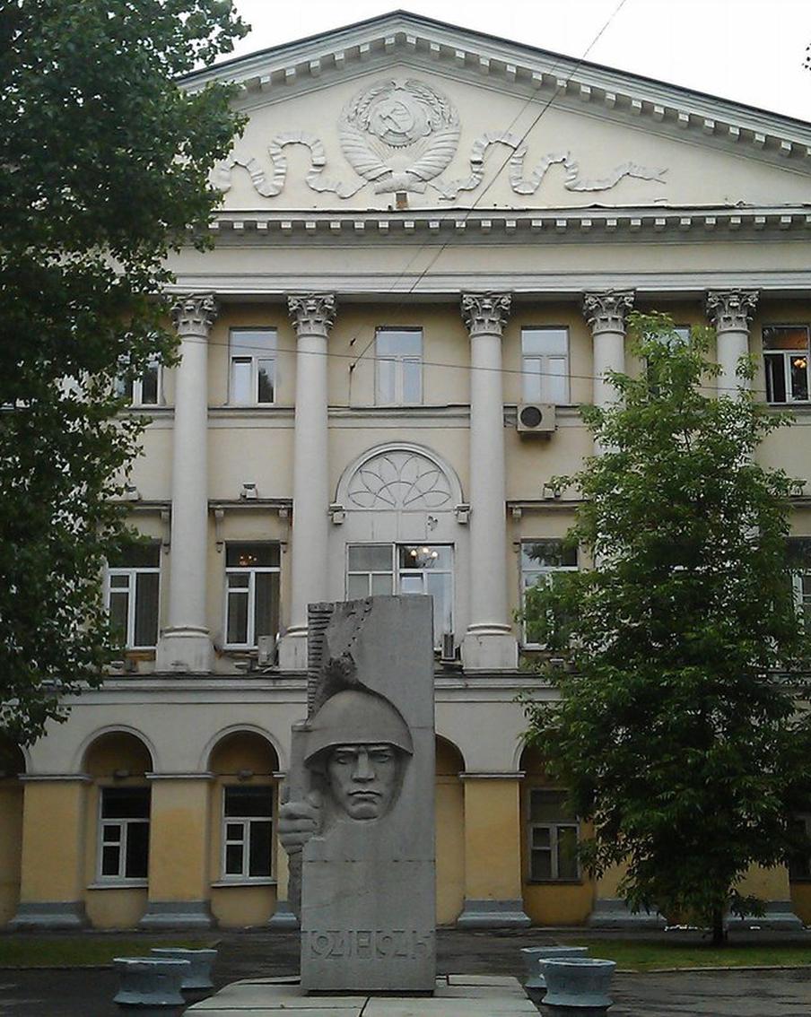 Алису Селезнёву, живущую в конце XXI века, можно найти в Москве уже сейчас