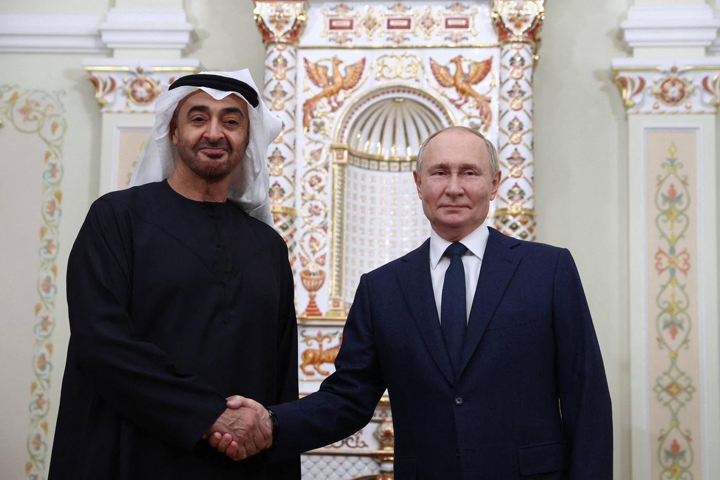 Песков рассказал, почему Владимир Путин принимает президента ОАЭ у себя дома