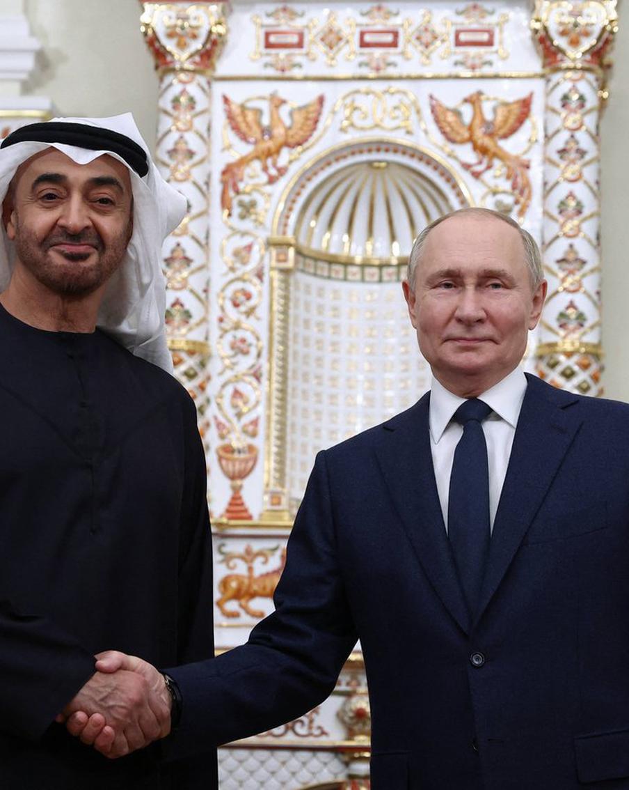 Песков рассказал, почему Владимир Путин принимает президента ОАЭ у себя дома