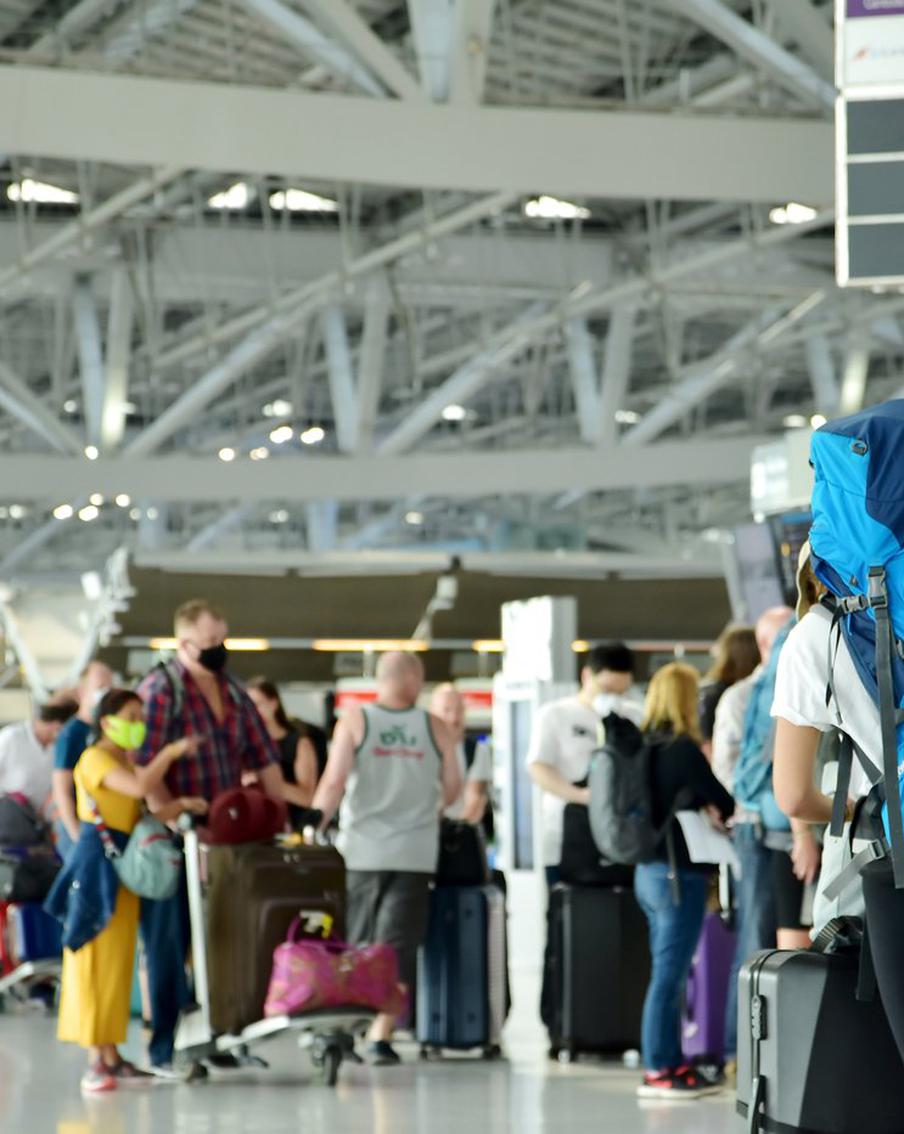 Минтранс захотел дать россиянам право самостоятельно сдавать багаж в самолётах