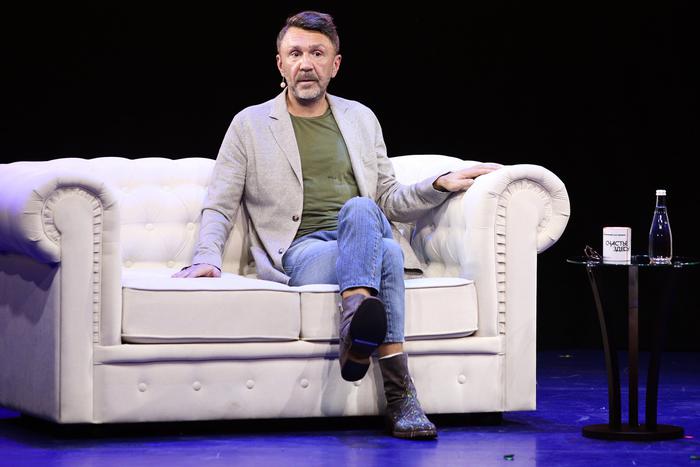 Сергей Шнуров официально развёлся в четвёртый раз. Вспоминаем всех жён музыканта