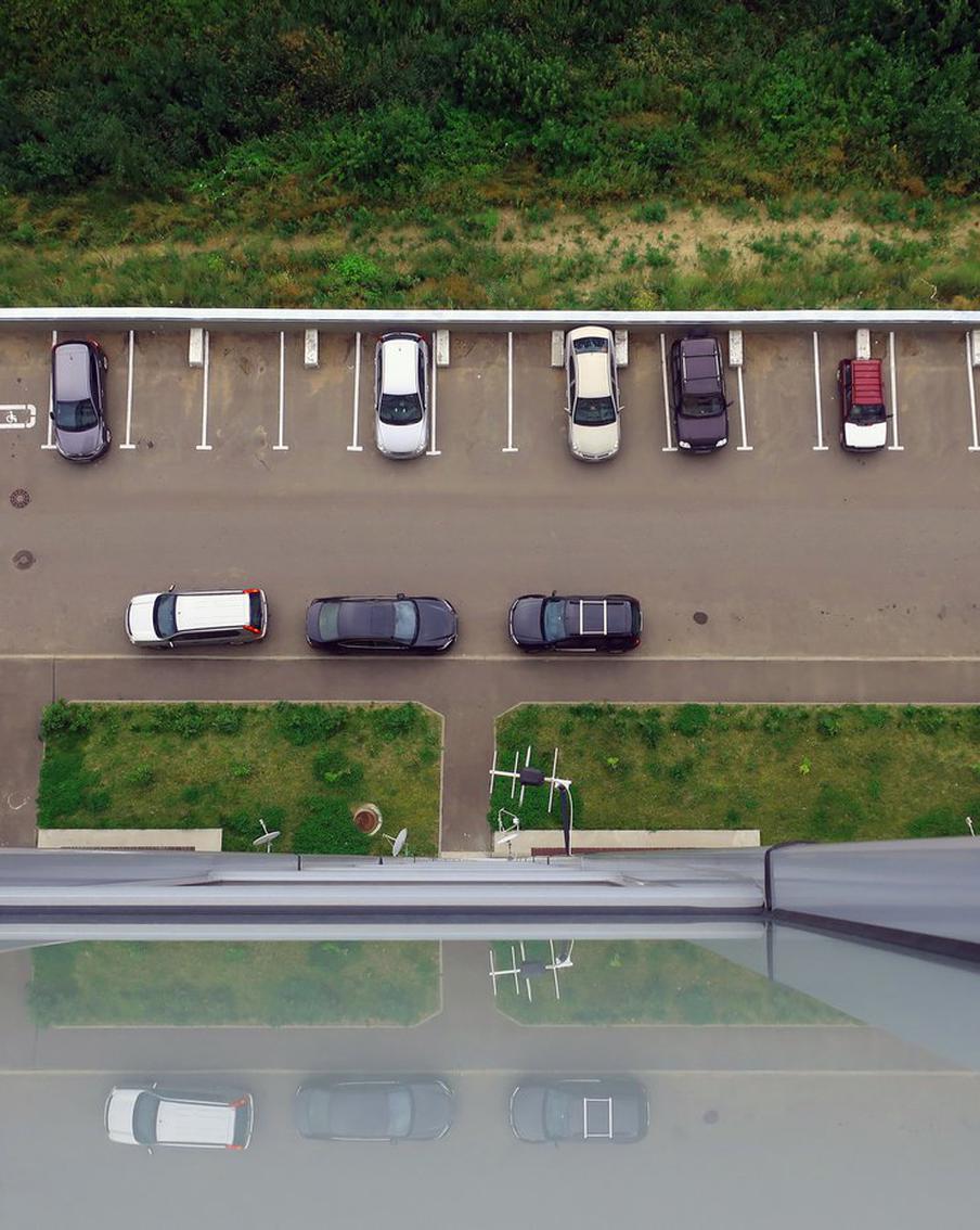 "Известия" узнали о предложении Минстроя сократить число парковок у домов