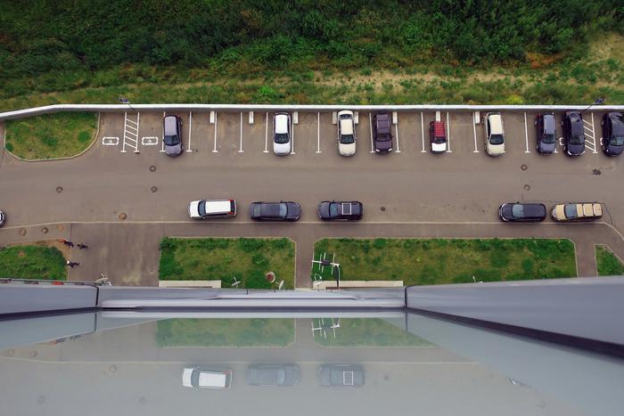 "Известия" узнали о предложении Минстроя сократить число парковок у домов