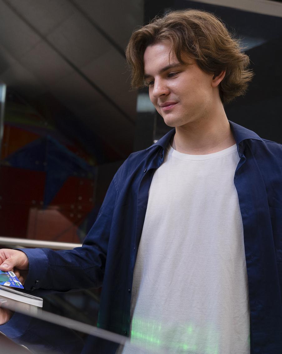 Более 90% москвичей предпочитают оплачивать проезд в метро безналичными способами