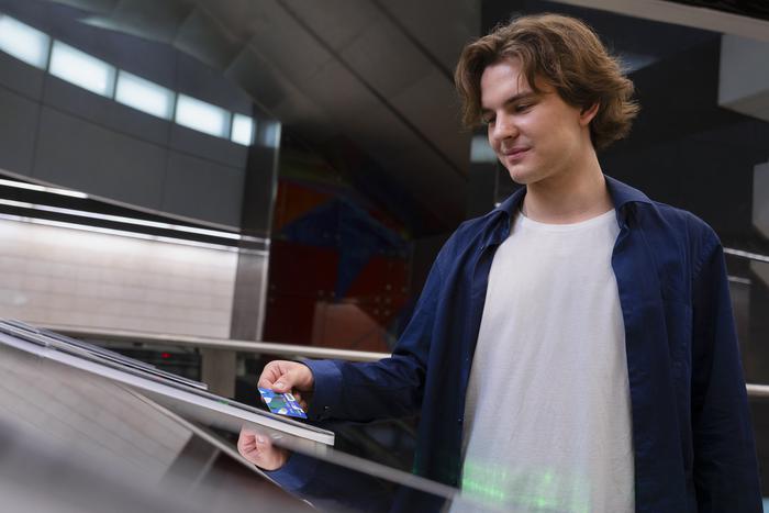 Более 90% москвичей предпочитают оплачивать проезд в метро безналичными способами