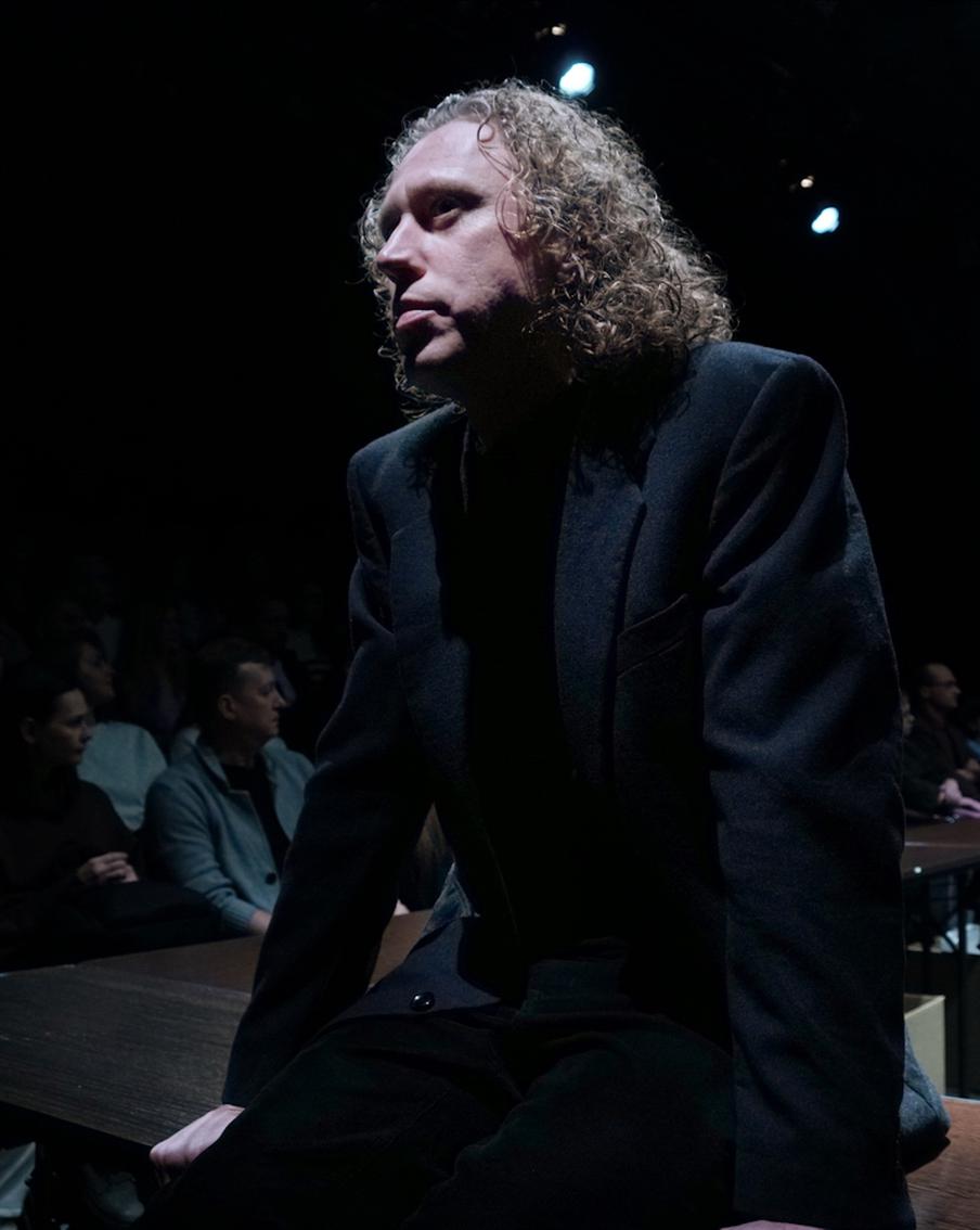 Поминутная тарификация и книги Мураками: новый спектакль "Флешбэк 2002" отправил зрителей в начало нулевых