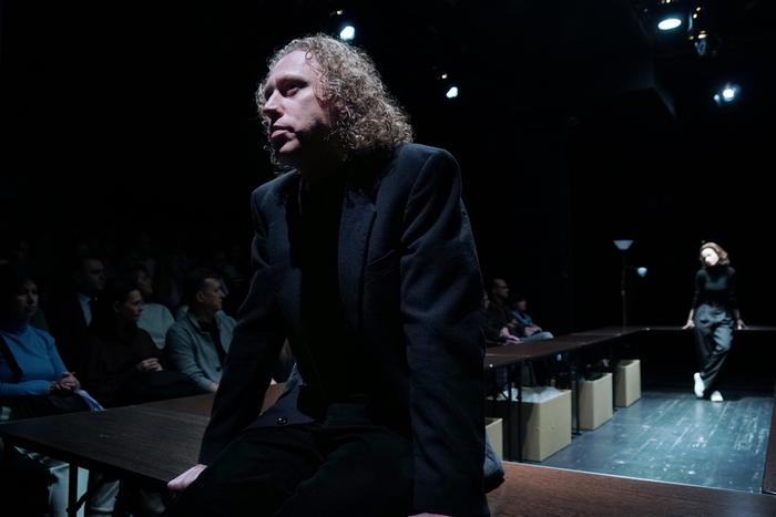 Поминутная тарификация и книги Мураками: новый спектакль "Флешбэк 2002" отправил зрителей в начало нулевых