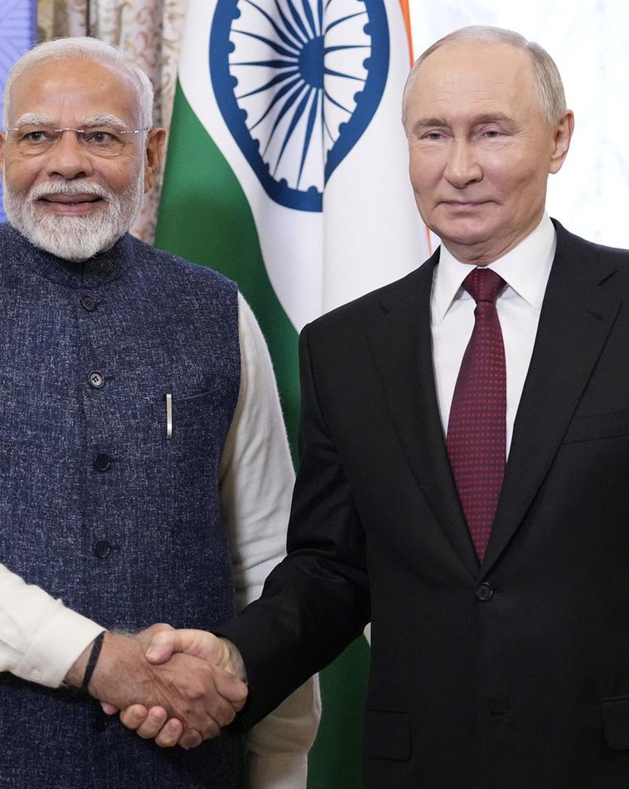 Путин на встрече с Моди подшутил над трудностями переводчика