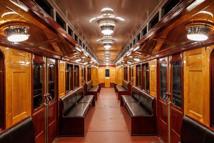 В Москве отреставрировали уникальный метровагон