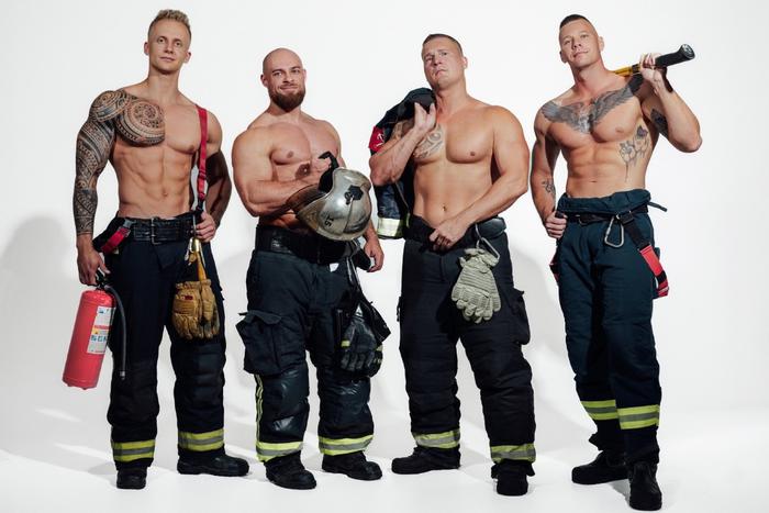 Пожарные из Петербурга снялись топлес для календаря