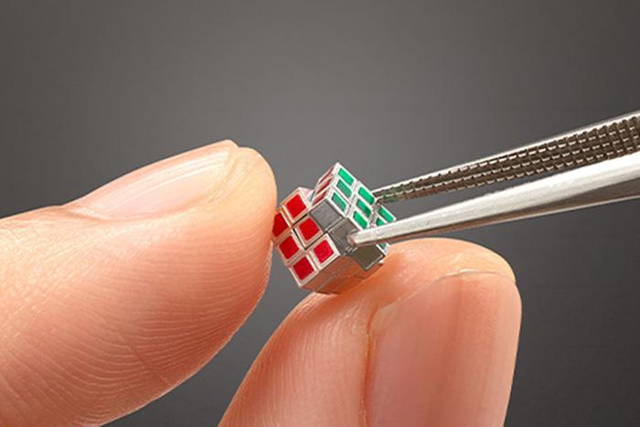 Японский магазин игрушек создал самый маленький в мире кубик Рубика