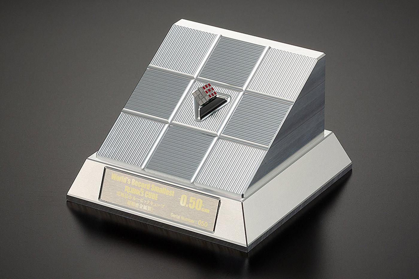 Самый маленький кубик Рубика в мире.