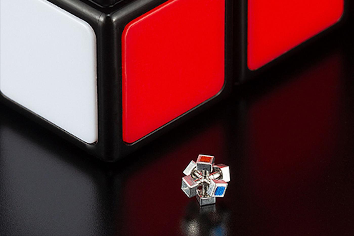 Самый маленький кубик Рубика в мире.