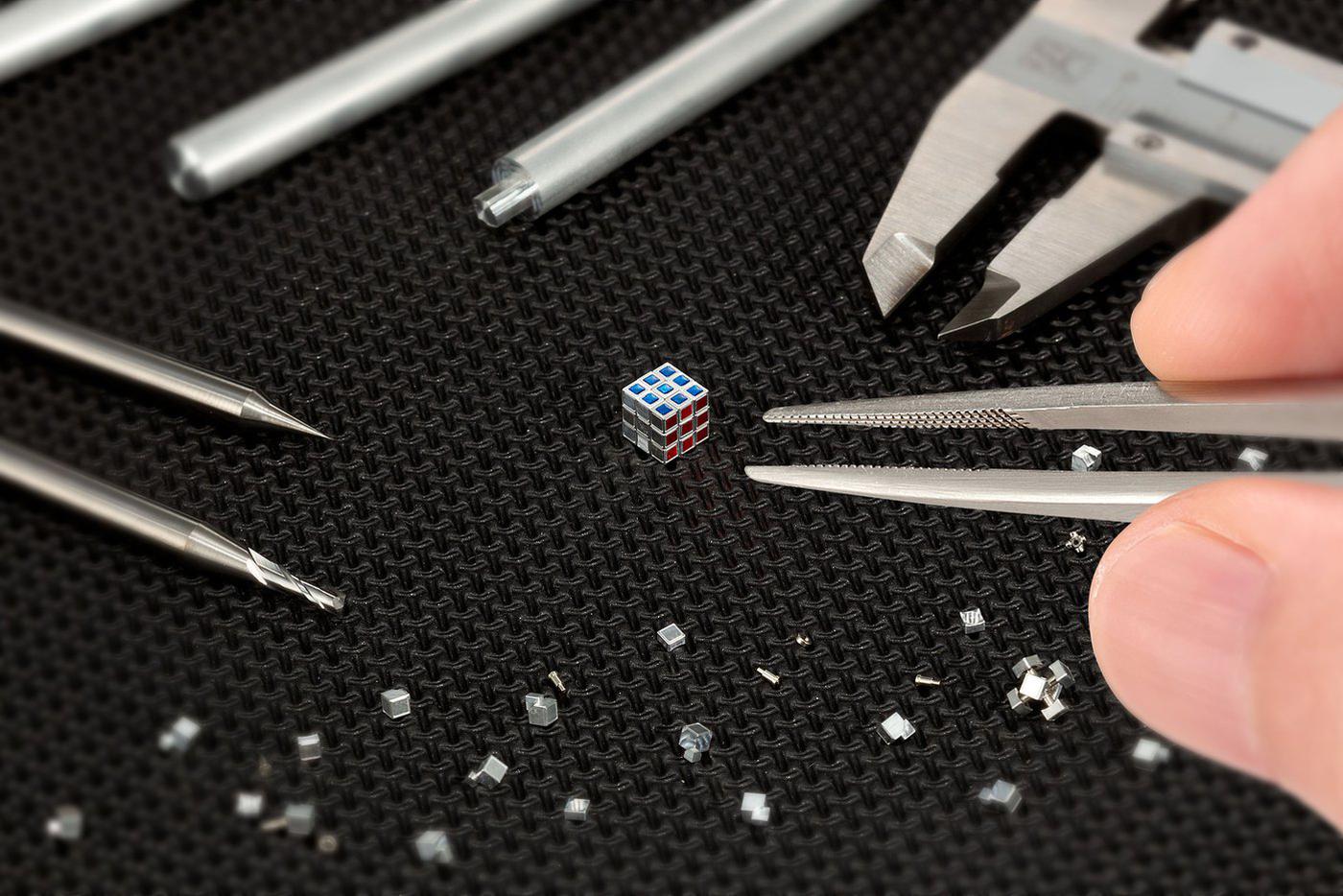 Самый маленький кубик Рубика в мире.