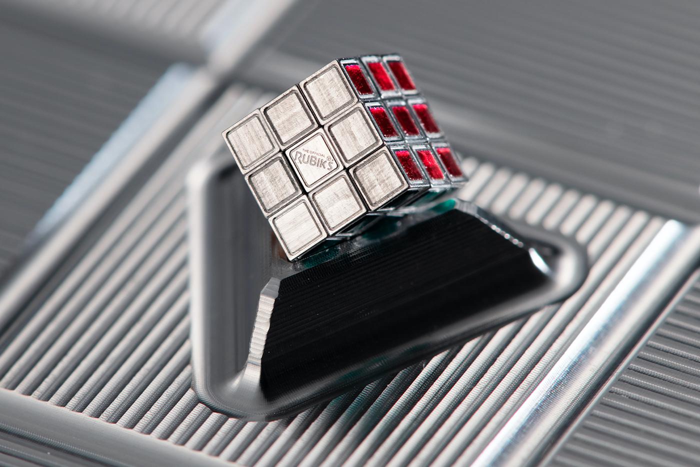 Самый маленький кубик Рубика в мире.