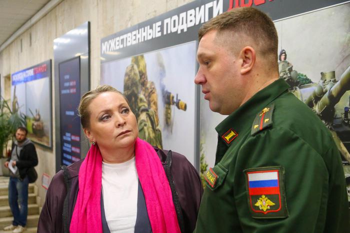 Актриса Светлана Пермякова посетила Единый пункт отбора на военную службу по контракту в Москве