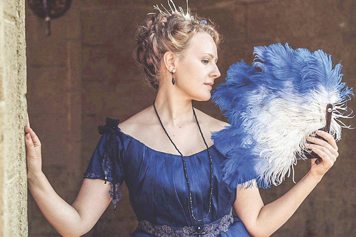 В бальных платьях ходят за дипломом и в магазин: перед Хэллоуином в Москве вырос спрос на бальные платья