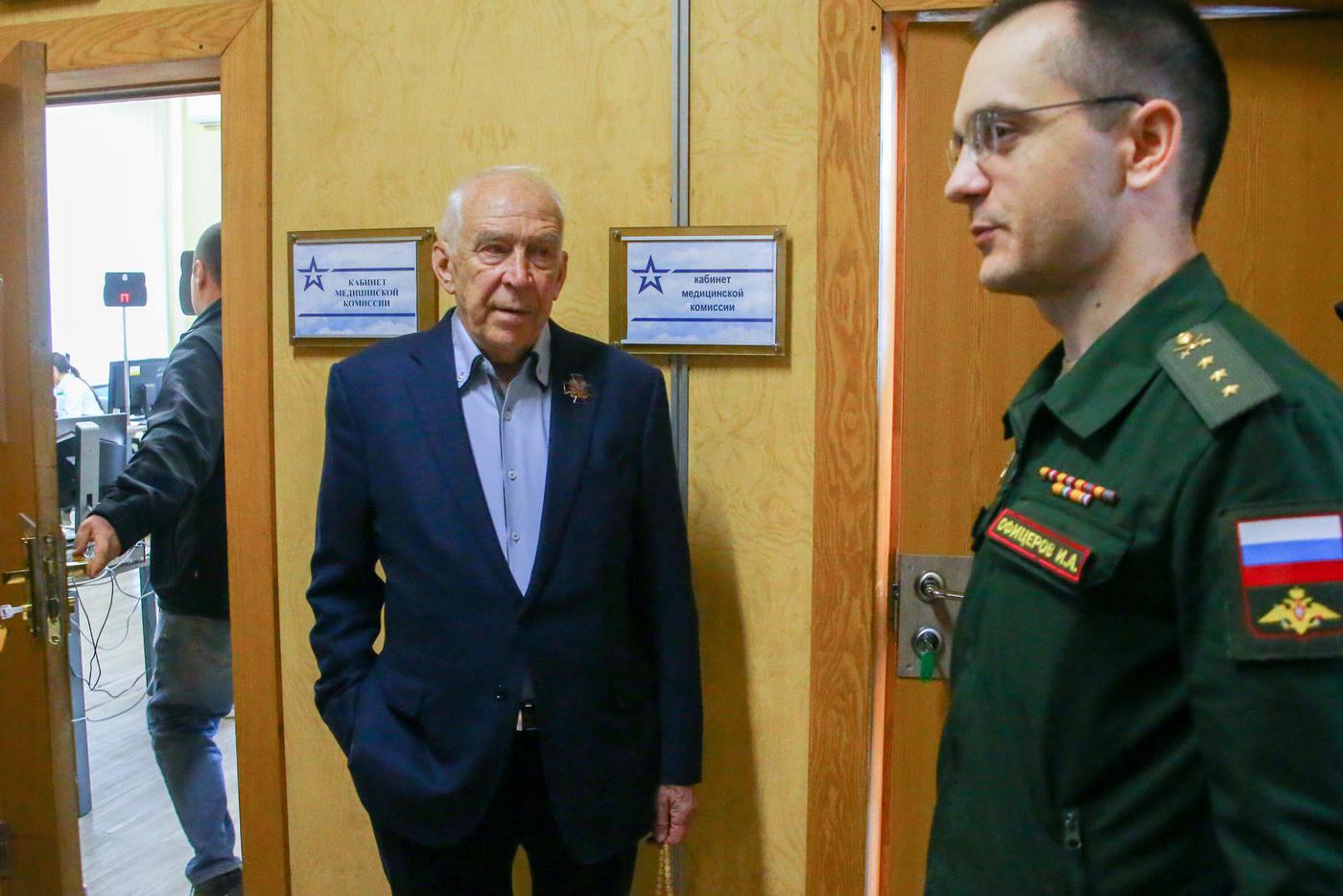 Народный артист Александр Пашутин посетил Единый пункт отбора на военную службу по контракту в Москве