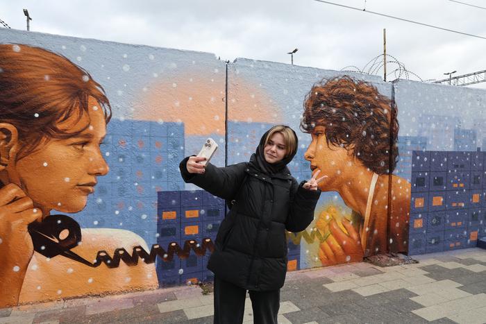 Москвичей согреют кот, снегири и любовь возле "Курской"