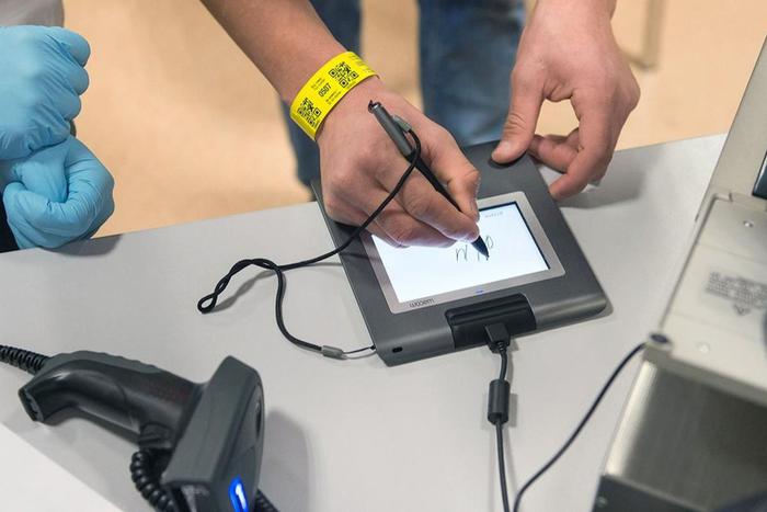 Собянин рассказал о планах введения электронных удостоверений для иностранцев