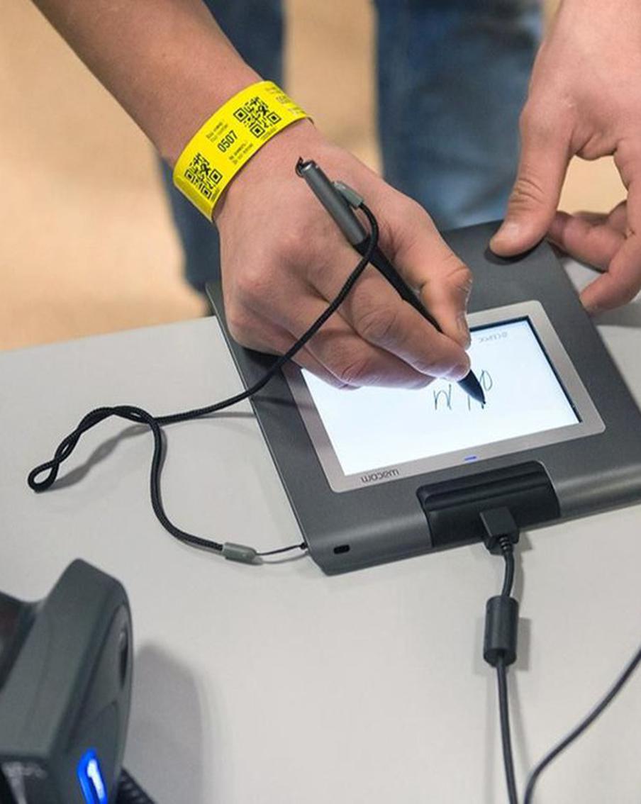 Собянин рассказал о планах введения электронных удостоверений для иностранцев