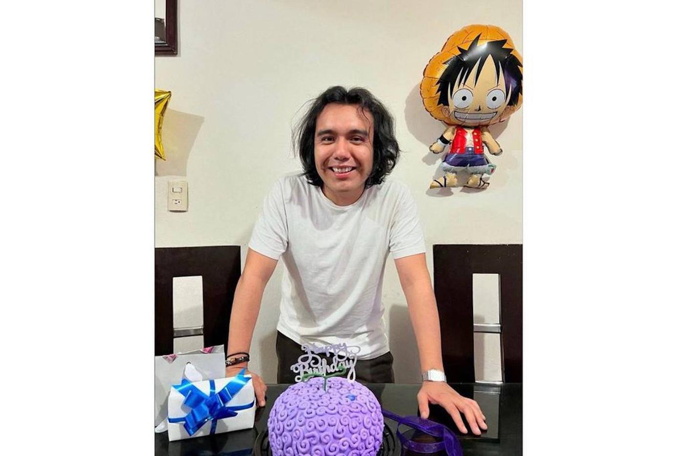 Ученики дарят Оливеру подарки, связанные с его любимым мультфильмом.