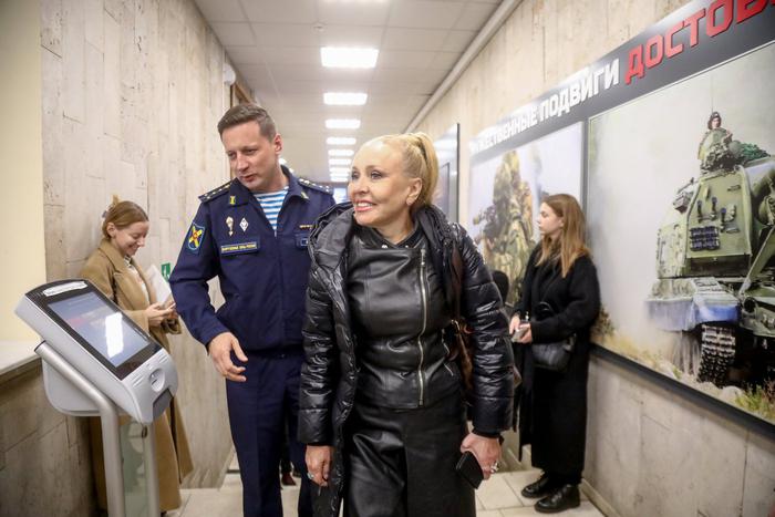Заслуженная артистка России Ольга Кормухина посетила Единый пункт отбора на военную службу по контракту