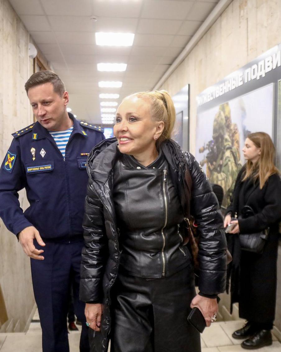 Заслуженная артистка России Ольга Кормухина посетила Единый пункт отбора на военную службу по контракту