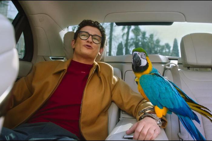 На съёмках фильма "Возвращение попугая Кеши" Кологривый кормил своего пернатого напарника блинами