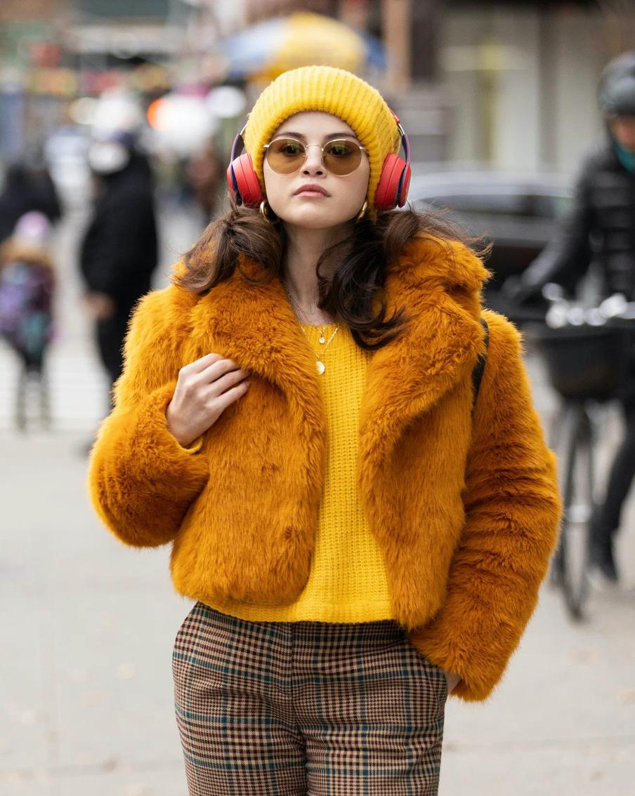 В "Убийствах в одном здании" Селена Гомес учит одеваться комфортно и со вкусом