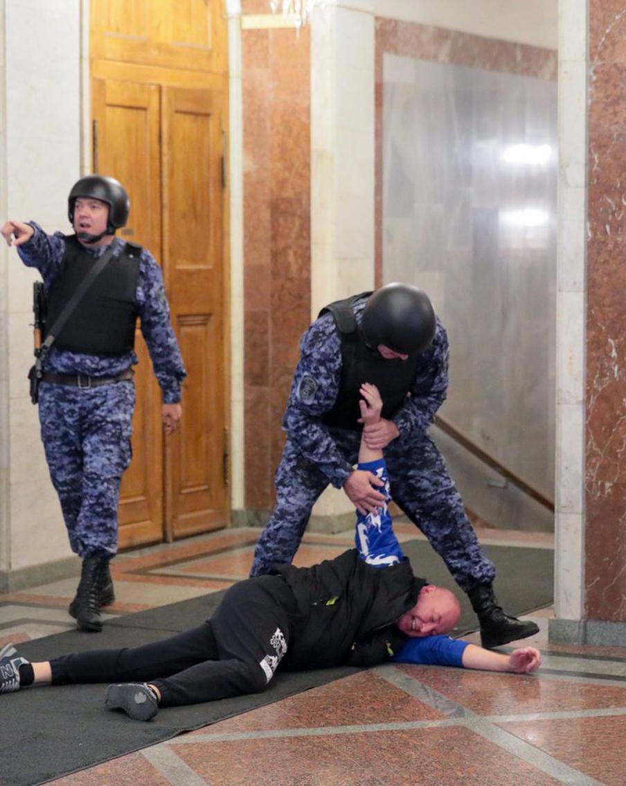 Росгвардейцы отрабатывают приёмы в обители искусства