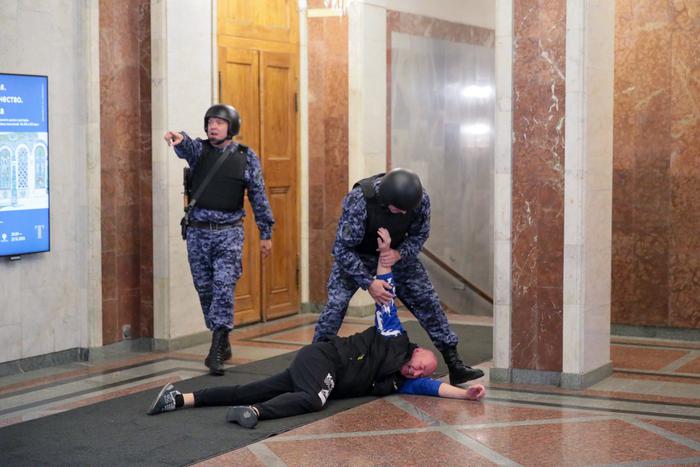 Росгвардейцы отрабатывают приёмы в обители искусства