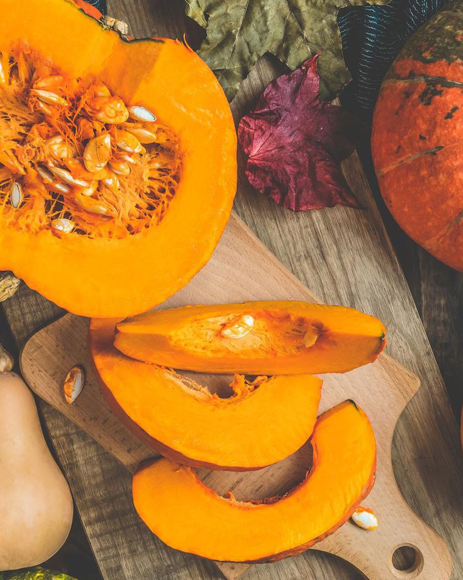 Середина осени — время, когда все начинают есть тыкву. Чем она полезна,  может ли принести вред?
