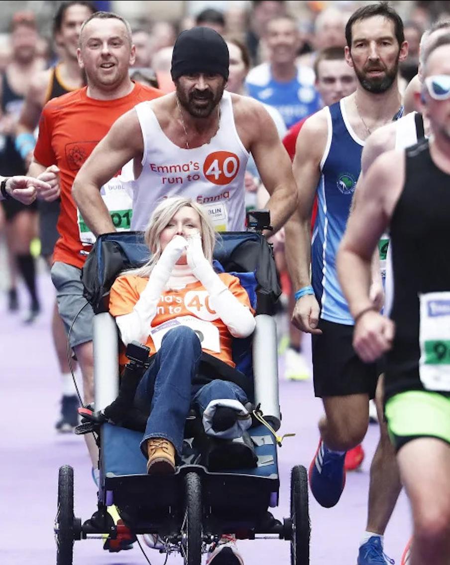 Как помочь "людям-бабочкам": Колин Фаррелл финишировал на марафоне с подругой на инвалидном кресле