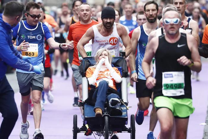 Как помочь "людям-бабочкам": Колин Фаррелл финишировал на марафоне с подругой на инвалидном кресле