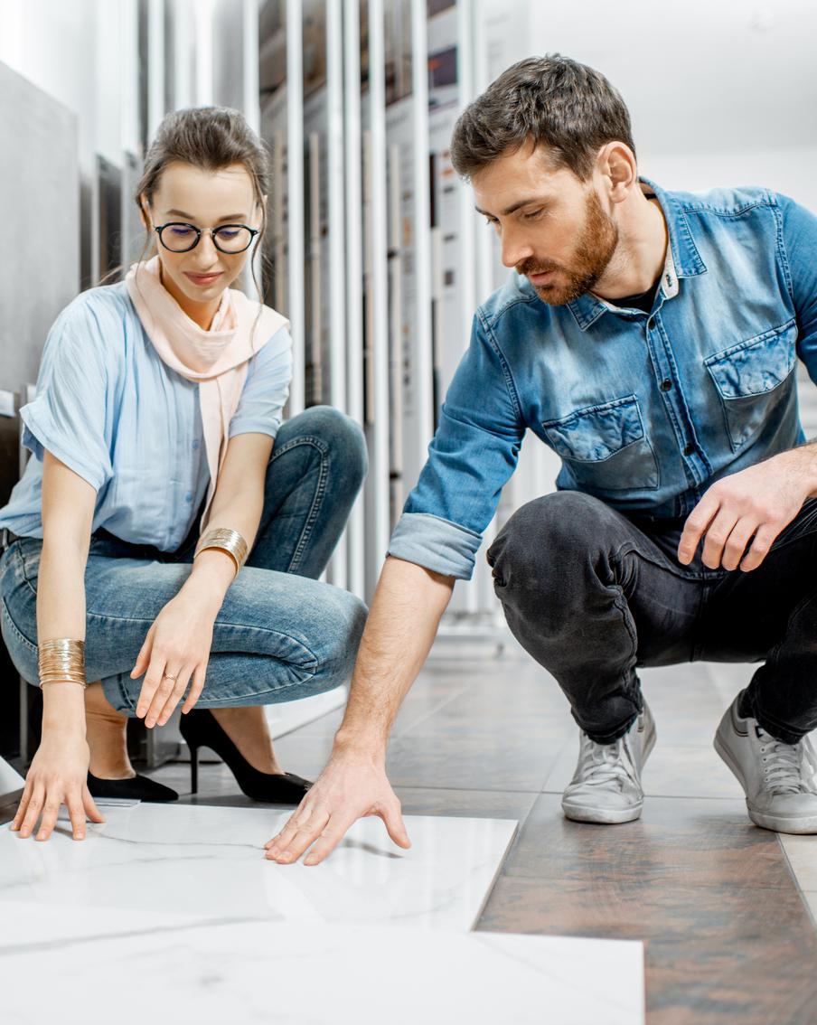 От элегантного монохрома до смелой геометрии: разбираем тренды в дизайне напольной плитки