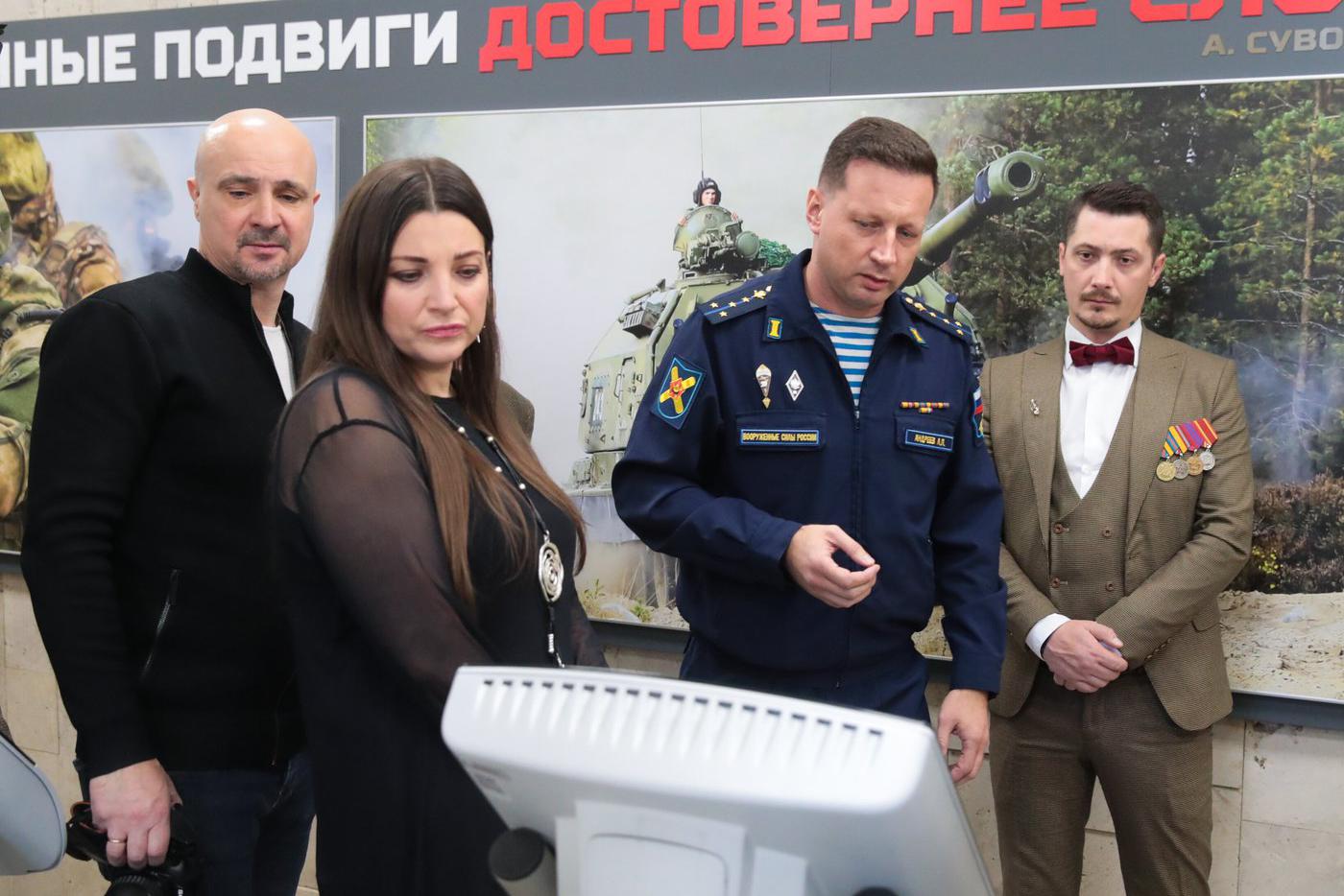 Участники группы "Лейся песня" посетили Единый пункт отбора на военную службу в Москве