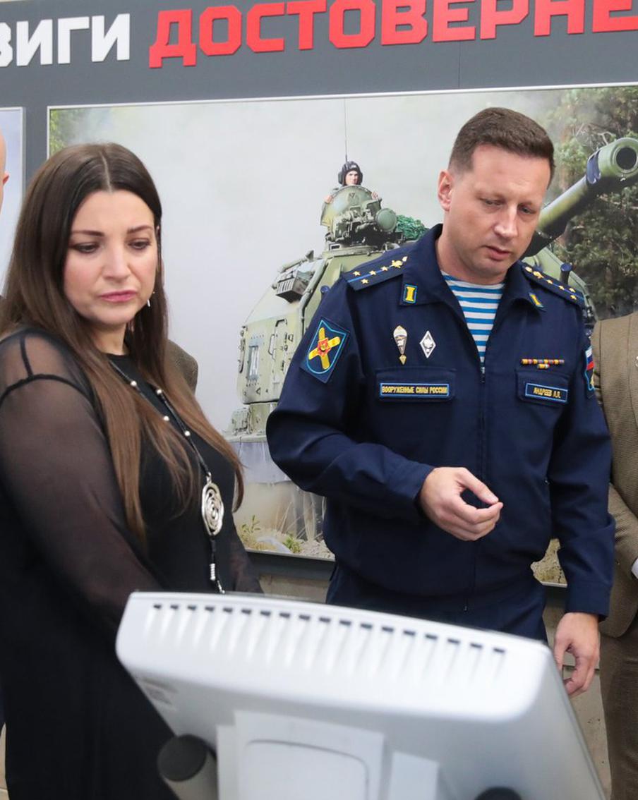 Группа "Лейся песня" выступила в Едином пункте отбора на военную службу по контракту в Москве