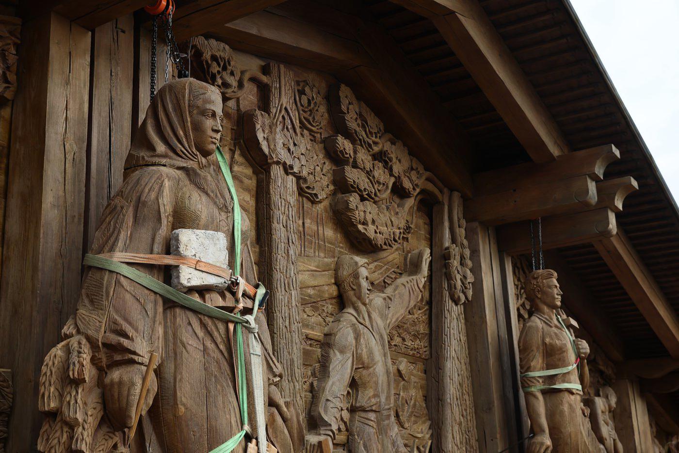  Деревянные скульптуры на 90% состоят из исторического материала.