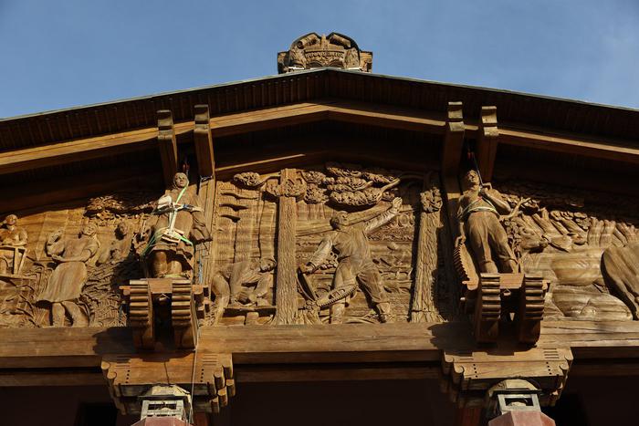 Деревянные скульптуры в декоре павильонов ВДНХ можно увидеть всего в одном месте