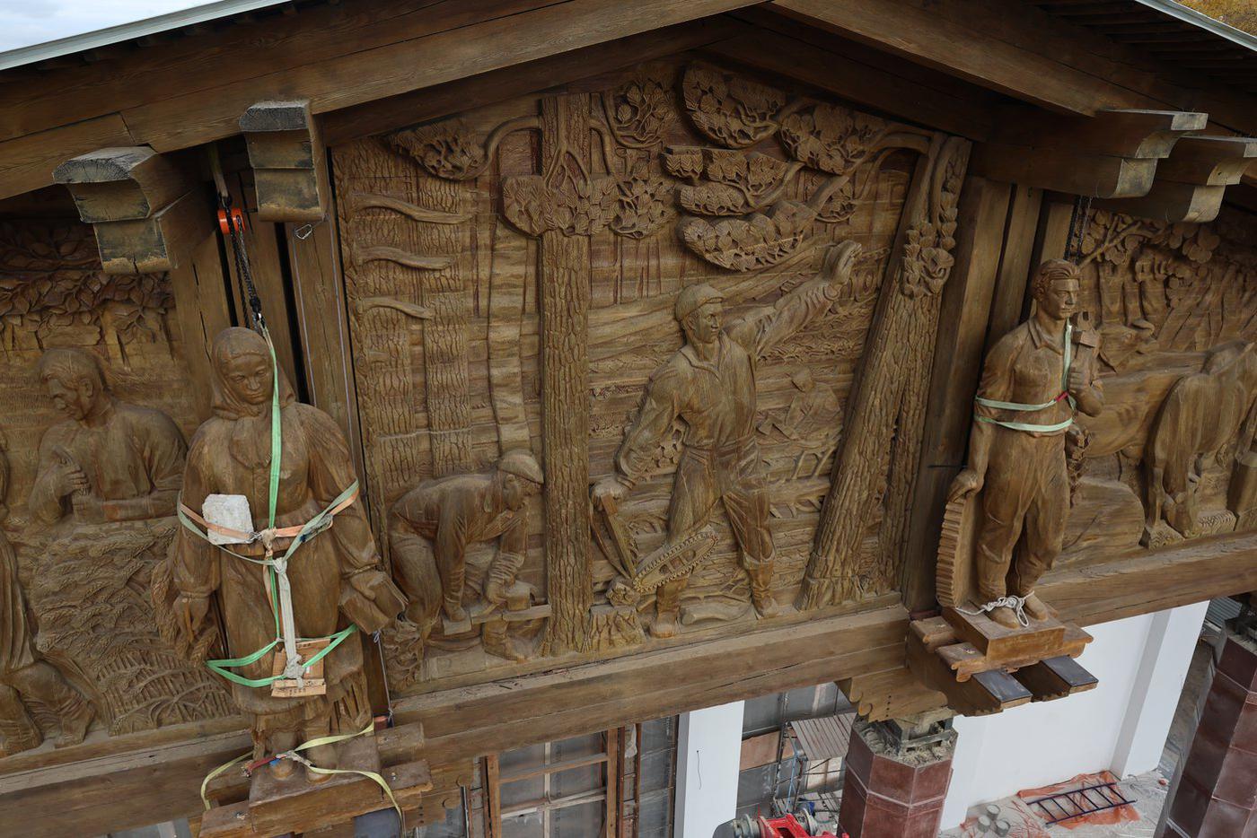 При изготовлении горельефов и скульптур использовались два вида лиственницы — архангельская и дальневосточная.