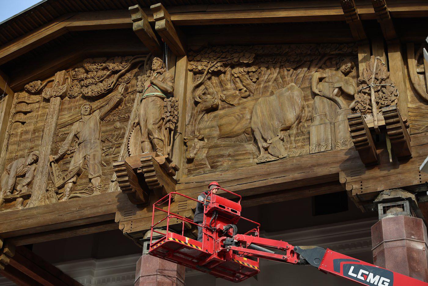 В архитектуре здания явно прослеживаются мотивы традиционной карельской избы